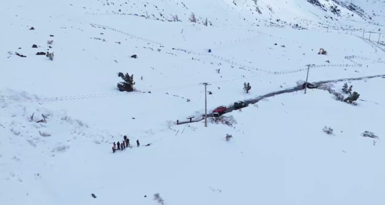 El GOPE de Carabineros intenta rescatar a 62 personas atrapadas en distintos puntos del Cajón del Maipo tras una serie de avalanchas.