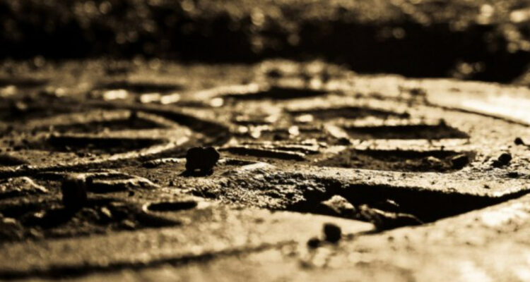 Ñuñoa y Aguas Andinas deben pagar $77 millones a residente que cayó a cámara abierta afuera de su casa