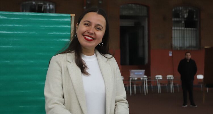 La candidata de Convergencia Social, Camila Nieto se impuso en las elecciones primarias oficialistas de Valparaíso.