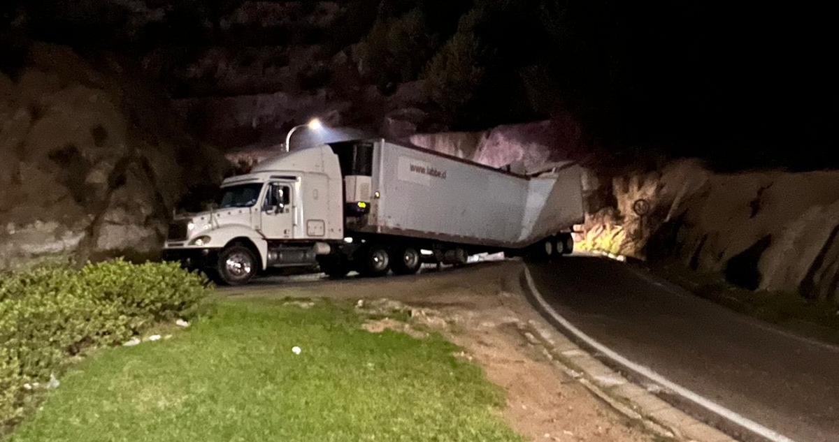 Camión se parte y termina bloqueando la Ruta Las Palmas