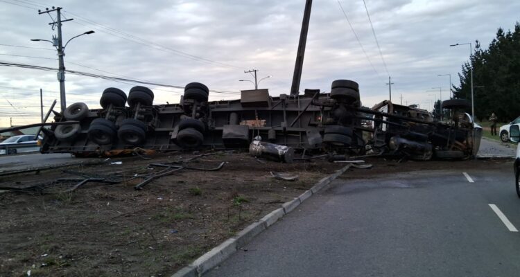 Camión volcado en Ruta 160 de San Pedro de La Paz