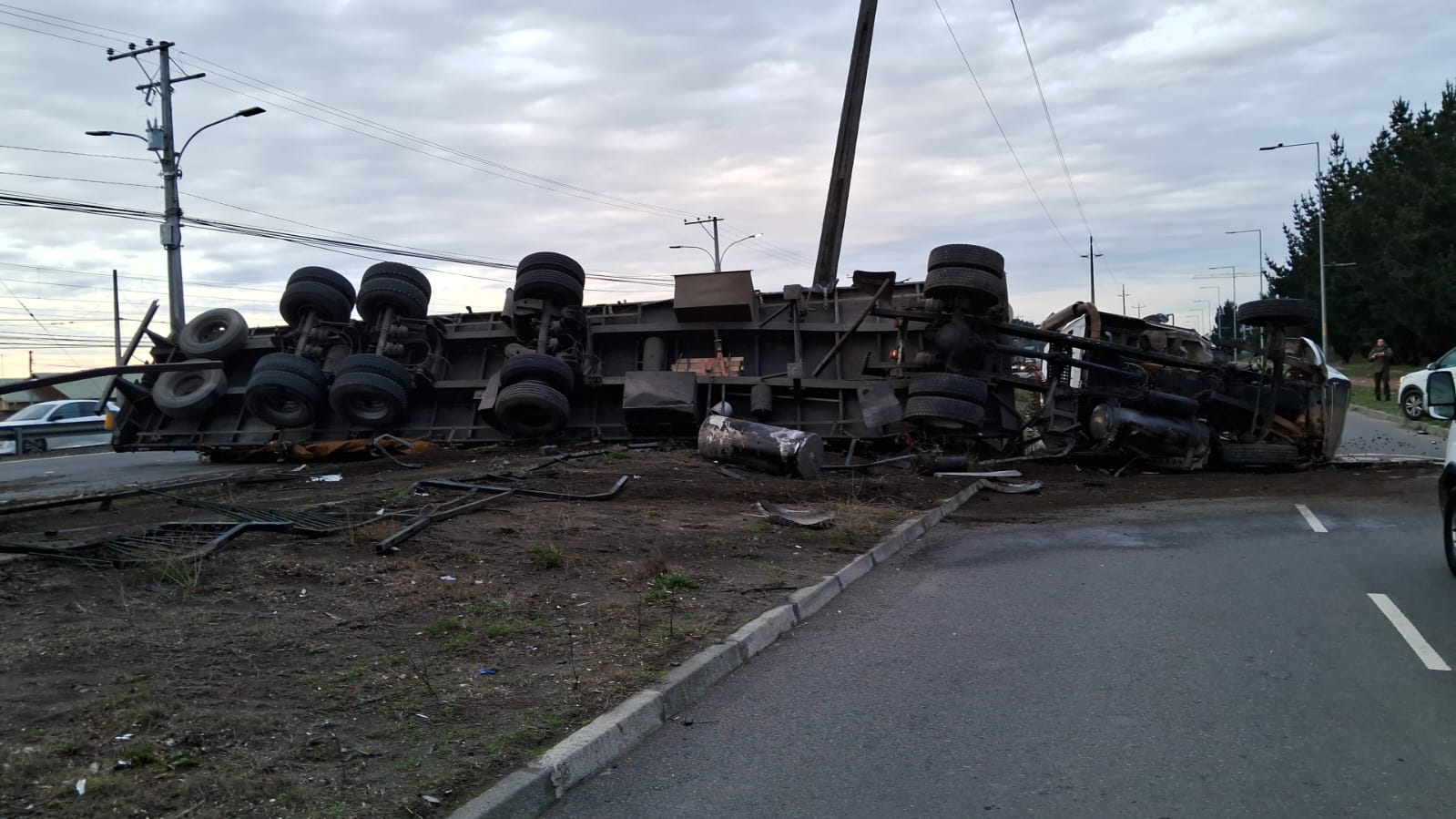 Camión volcado en Ruta 160 de San Pedro de La Paz