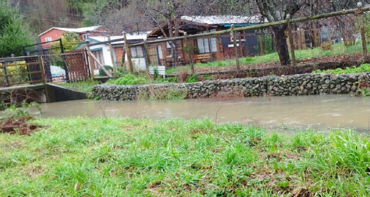 Monitorean canal Gibss por riesgo de desborde en sector de Temuco