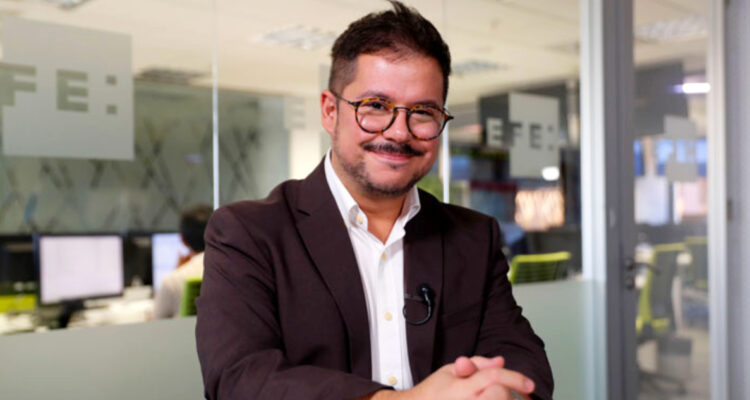 Canciller Alberto van Klaveren ratifica permanencia de embajador Javier Velasco en España