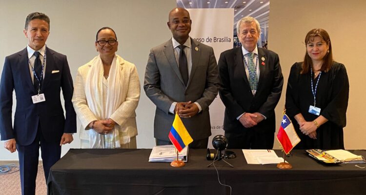 Canciller Van Klaveren entrega presidencia rotativa del Consenso de Brasilia a su par de Colombia