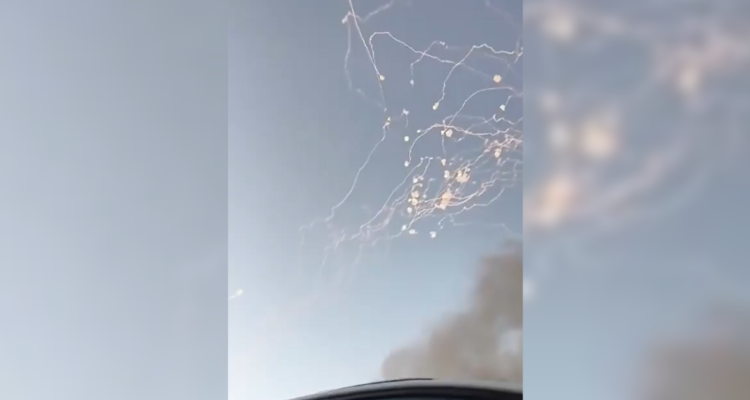 Hezbolá lanza decenas de cohetes contra base de Israel tras ataque al Líbano que dejó 3 muertos