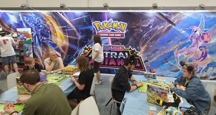 En un torneo local del juego de cartas de Pokémon, un jugador sorprendió a todos al comerse una carta de su oponente para sabotear su mazo.