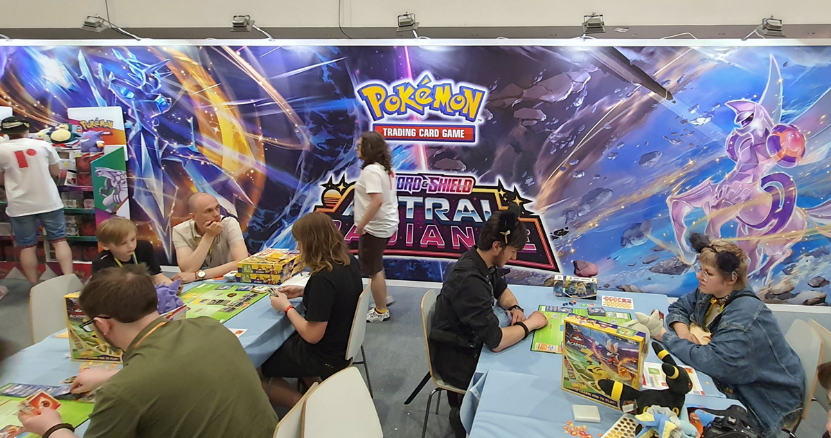 En un torneo local del juego de cartas de Pokémon, un jugador sorprendió a todos al comerse una carta de su oponente para sabotear su mazo.