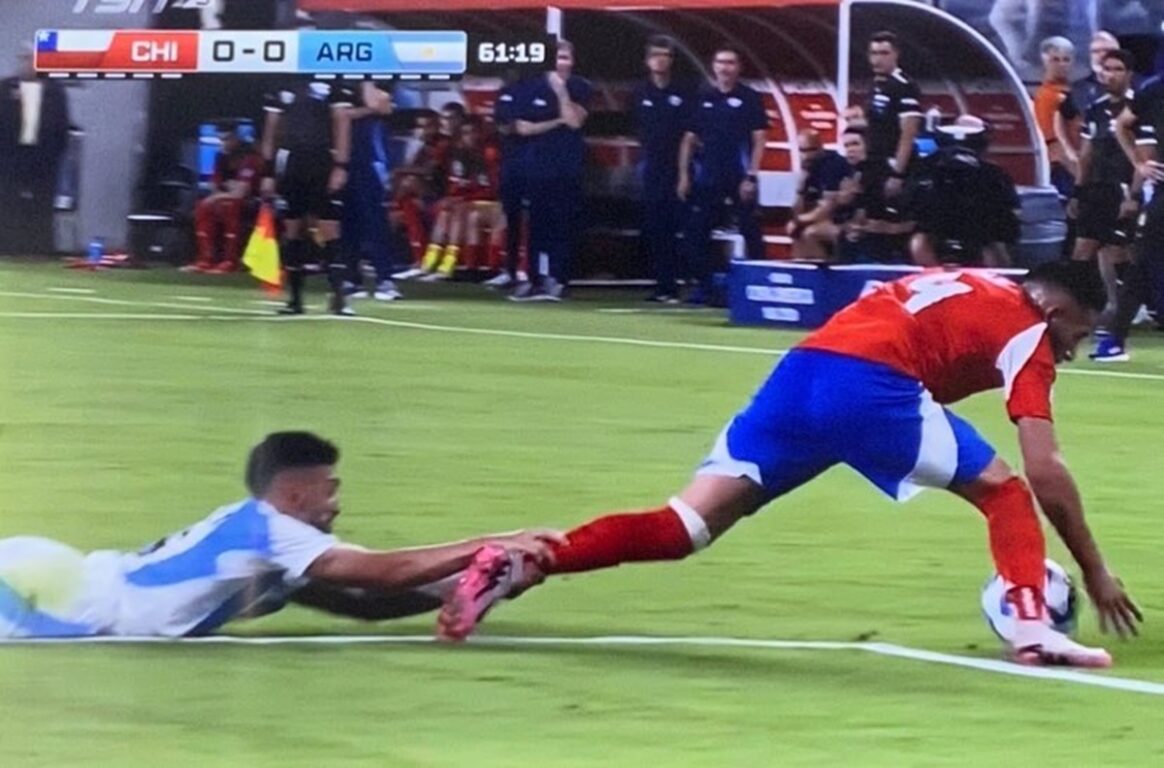 Nicolás González  y su falta a Mauricio Isla en el Chile-Argentina