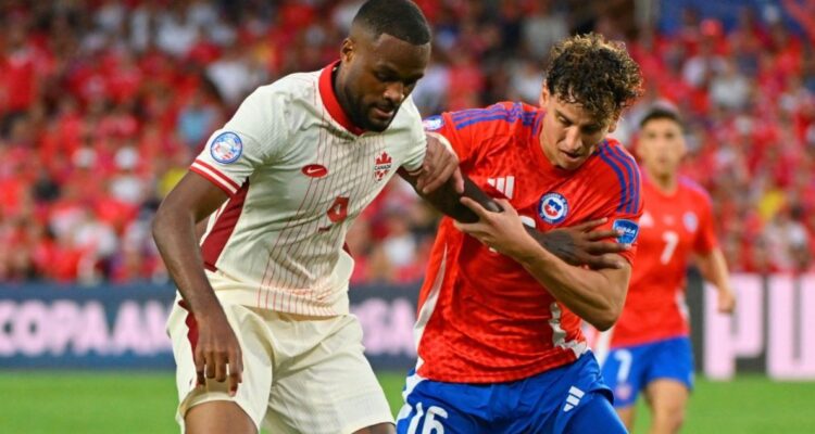 Chile y Canadá batallan por la victoria en la Copa América.