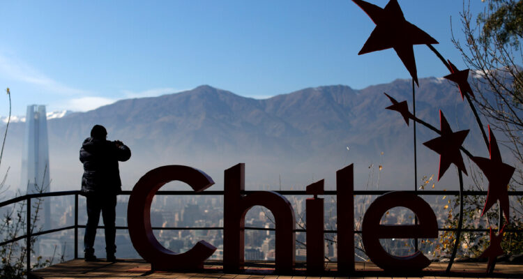 vista de santiago desde un cerro, con la marca chile en primer plano