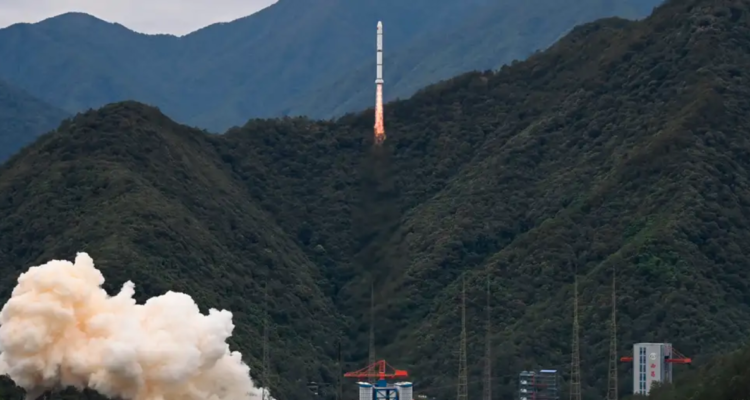 China y Francia lanzan al espacio satélite conjunto para estudiar la historia del universo