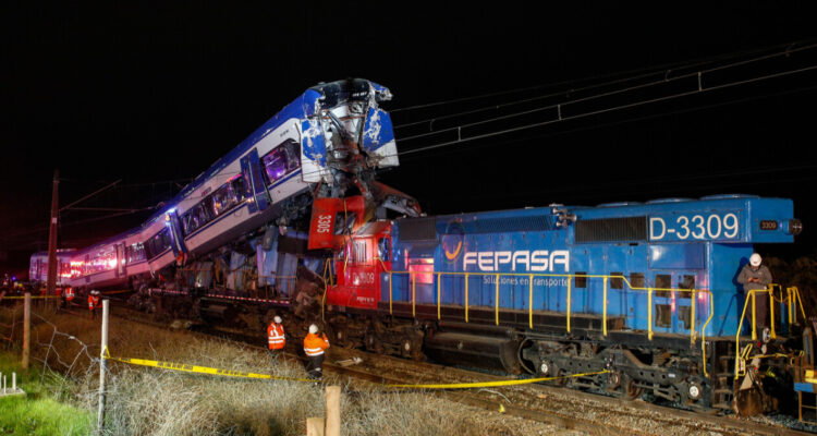 Evalúan responsabilidades en choque de trenes en San Bernardo
