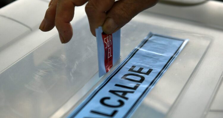 Persona vota en la urna , durante las elecciones primarias para alcalde 2024.