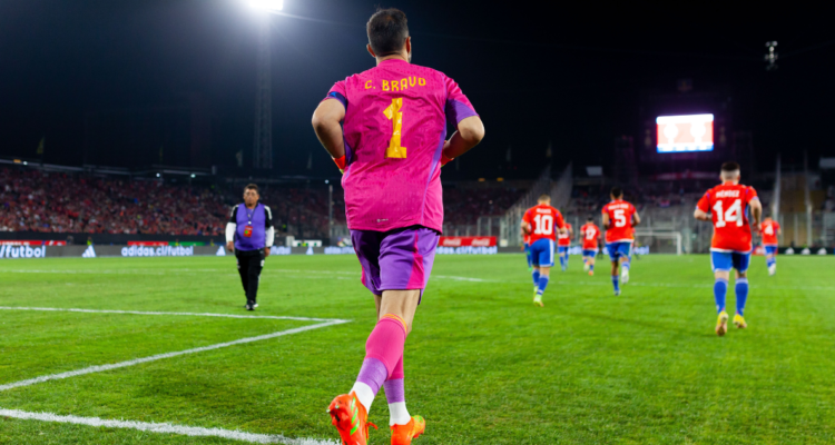 Claudio Bravo dejó en incertidumbre su futuro en el fútbol.