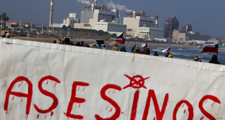 Habitantes de Puchuncaví y Quintero protestan en la playa de Ventanas, por los últimos episodios de contaminación en la zona.