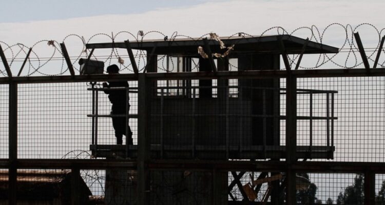 Gendarmería reconoce hacinamiento y baja dotación en cárcel de Castro: situación sería a nivel país