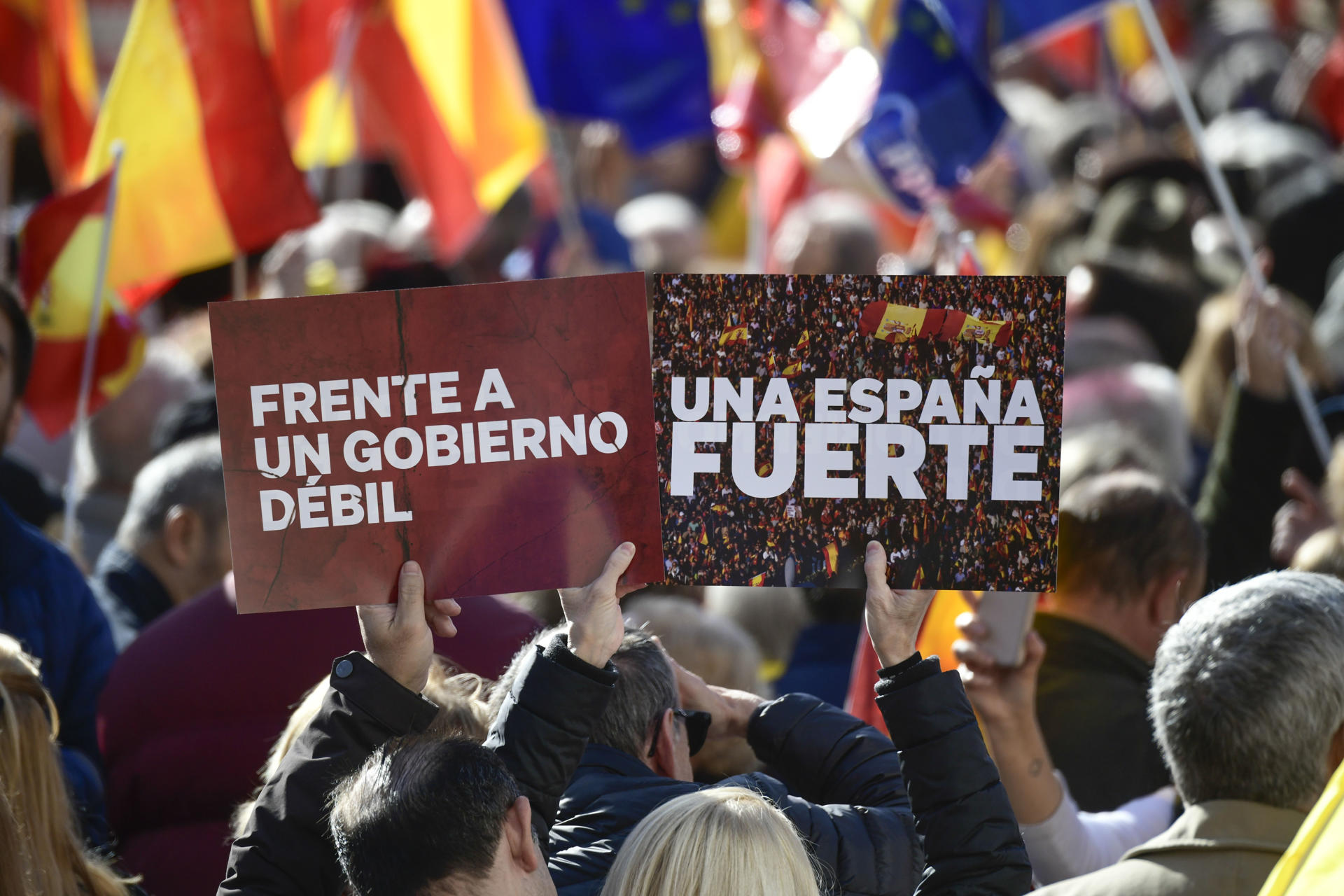 Cómo las negociaciones entre independentistas y socialistas polarizan el debate en España