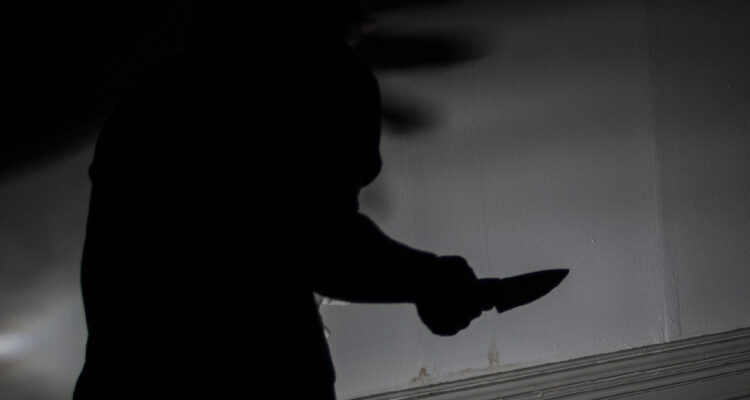 imagen contexto de una sombra de un hombre empuñando un cuchillo