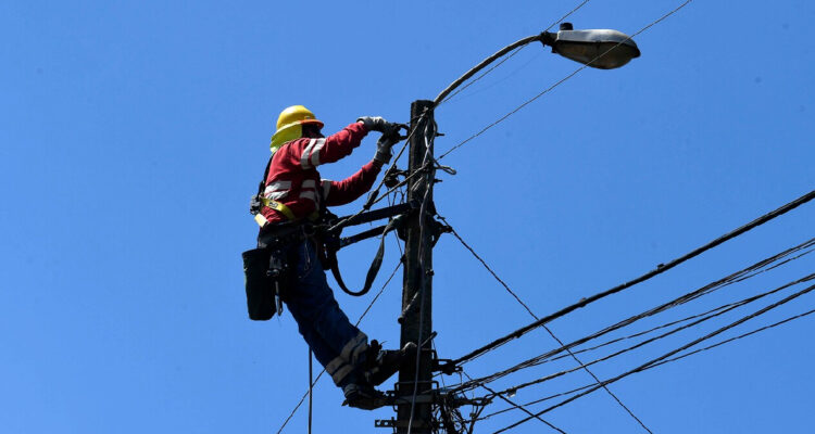 imagen contexto de un trabajador en un poste de luz