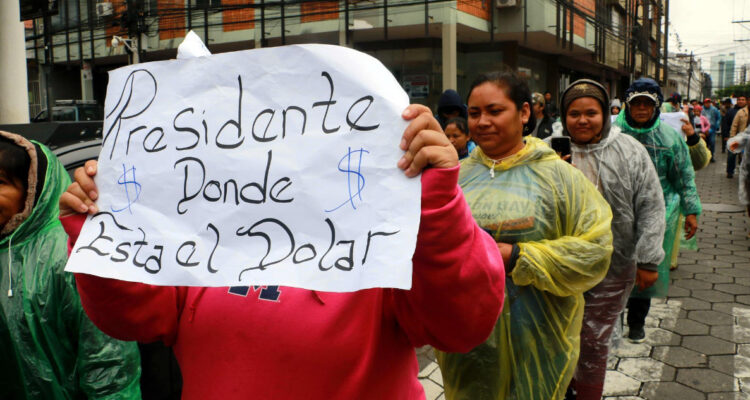 Especulación, falta de dólares y alza de alimentos: Los líos económicos que se cuestionan en Bolivia