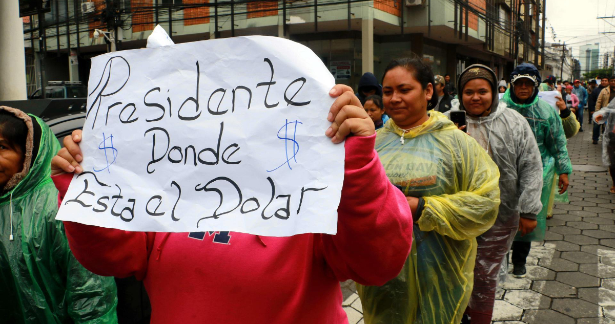 Especulación, falta de dólares y alza de alimentos: Los líos económicos que se cuestionan en Bolivia
