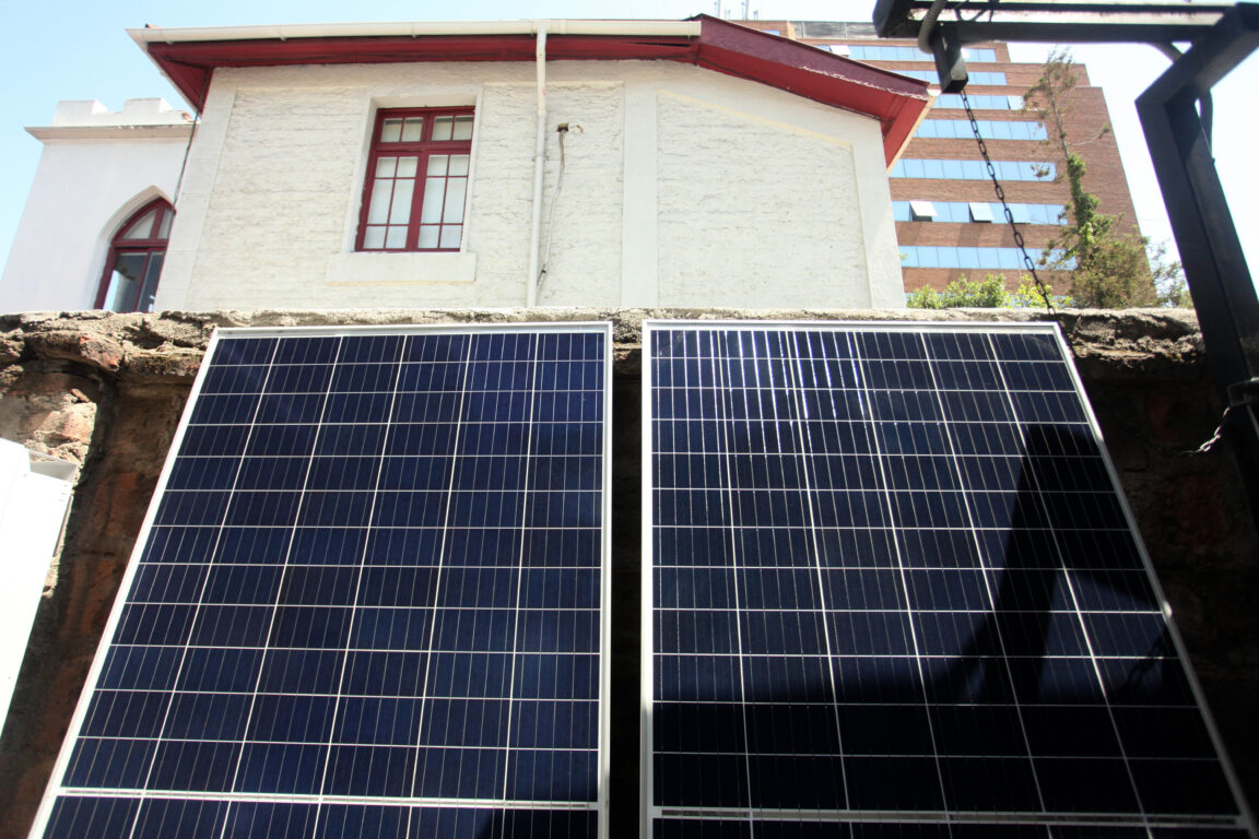 Cuándo cuesta instalar paneles solares fotovoltaicos en una casa en Chile, cómo elegirlos e independizarte de la red eléctrica en Chile.