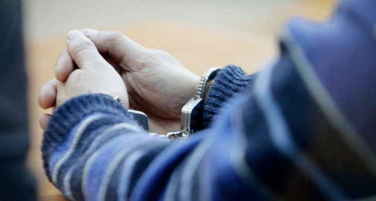 Hombre esposado tras ser declarado culpable de matar a su expareja y sus dos hijos