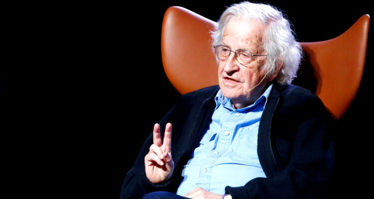 Dan de alta a escritor y filósofo Noam Chomsky desde hospital de Sao Paulo
