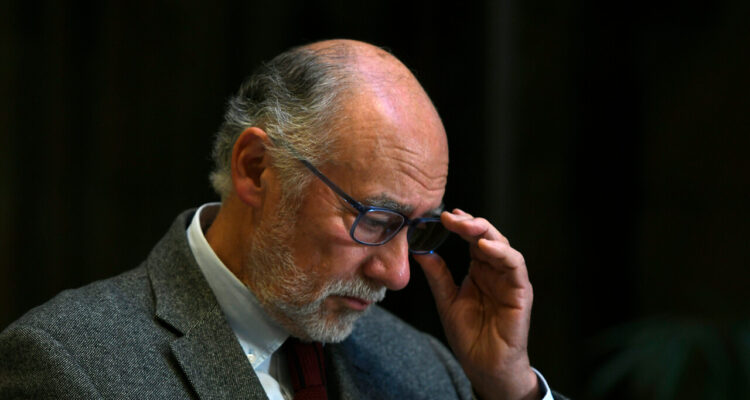 Senador Ivan Flores en conferencia de prensa ,durante la sesion de la camara de diputados en el congreso nacional en valparaiso