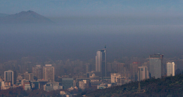 Decretan tercera preemergencia ambiental del año en la RM: estas son las prohibiciones