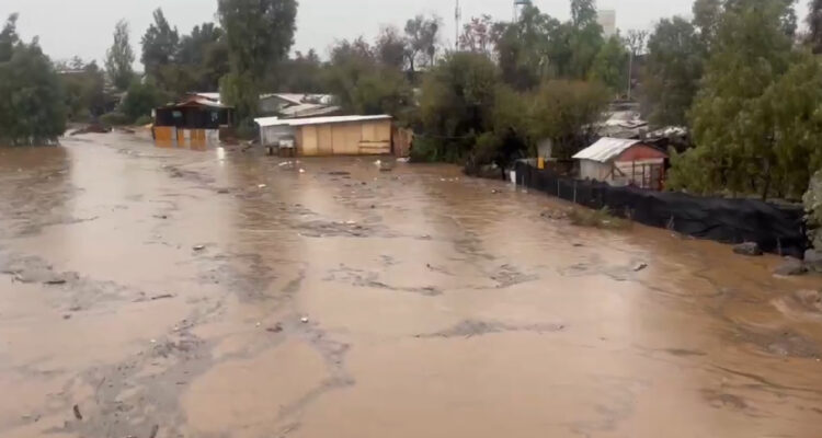 RM: Imágenes dan cuenta del desborde en el Estero Tiltil