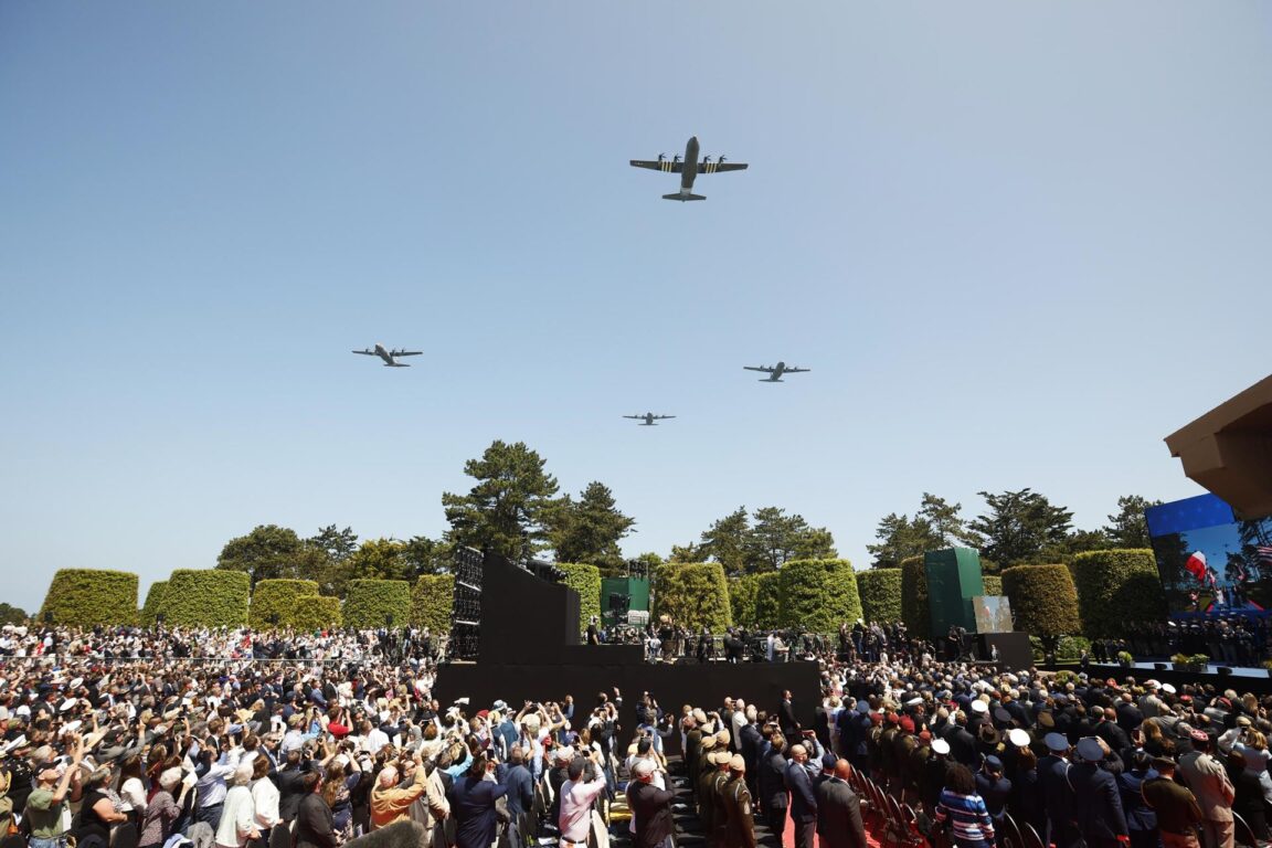 Desfile aéreo estadounidense en el cementerio de guerra estadounidense en Colleville-sur-Mer, Normandía 
