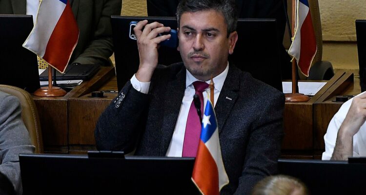 Mauricio Ojeda durante la sesión de la camara de diputados en el congreso nacional de Valparaiso.