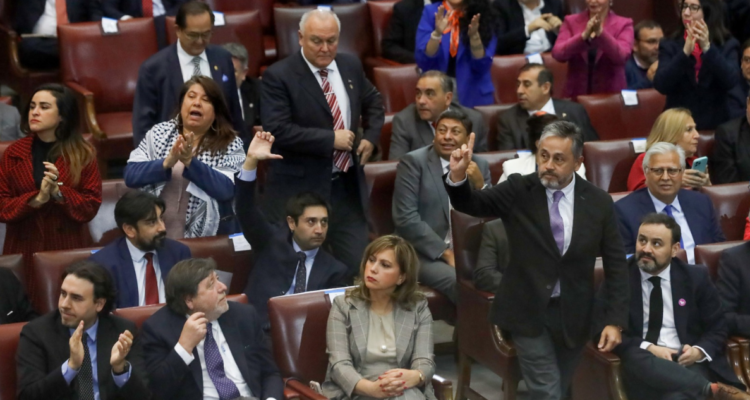 Diputados de oposición se retiran del hemiciclo luego que Boric anunciara ley de aborto libre