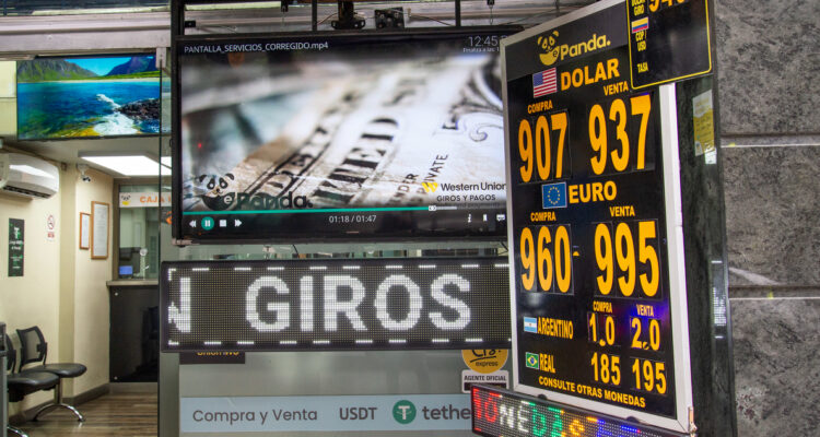 El dólar toma fuerza y llega a más de $930 durante la sesión