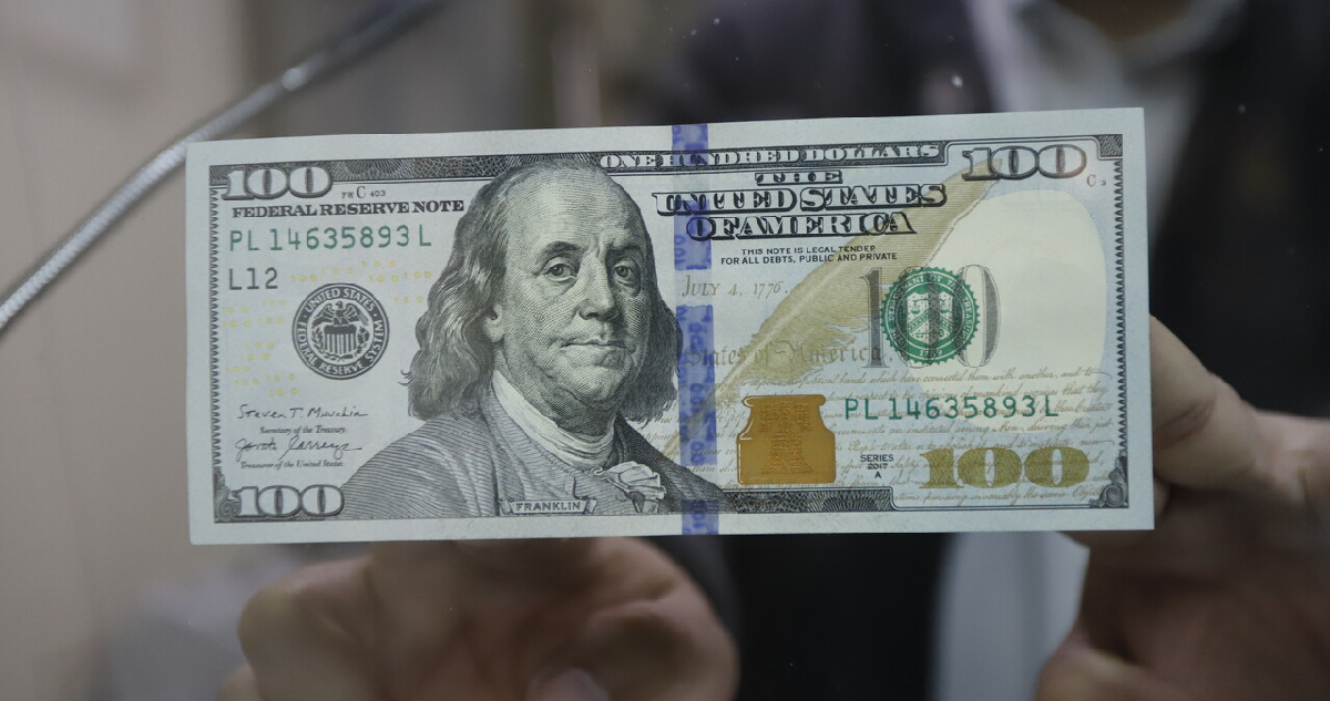 foto de un billete de 100 dólares