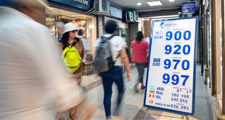 El dólar reacciona cayendo casi $10 luego de noticias de China y el último dato económico de Chile