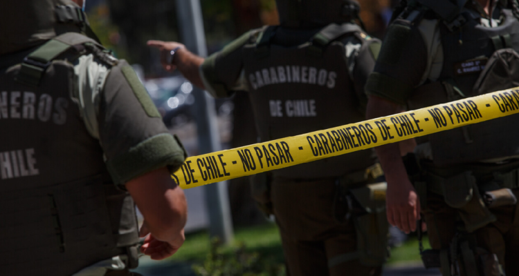 Dos carabineras son agredidas por comerciantes ambulantes durante fiscalización en Providencia