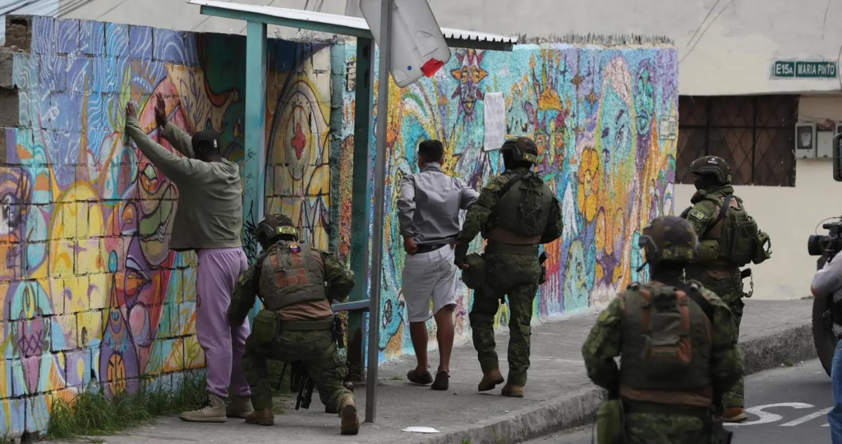 Militares revisan a dos hombres en el barrio Comité del Pueblo Zona Once en Quito, Ecuador