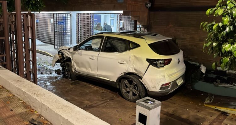 Vehículo contra el tránsito provoca accidente en Providencia: involucrados chocaron con edificio