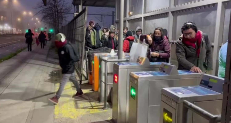 Personas en estación por plan de EFE ante paro
