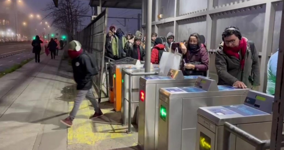 Personas en estación por plan de EFE ante paro