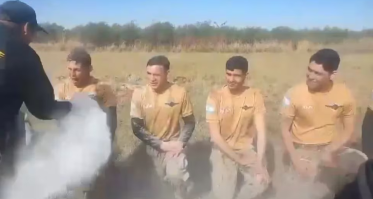 Bautizo en ejército de Argentina con cal viva