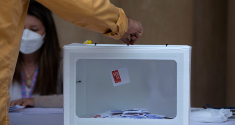 Proyecto de elección municipal en dos días y sin feriado irrenunciable continúa avanzando en la Cámara