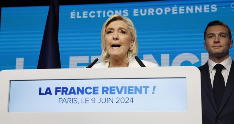 Marine Le Pen pronuncia un discurso junto al líder Jordan Bardella