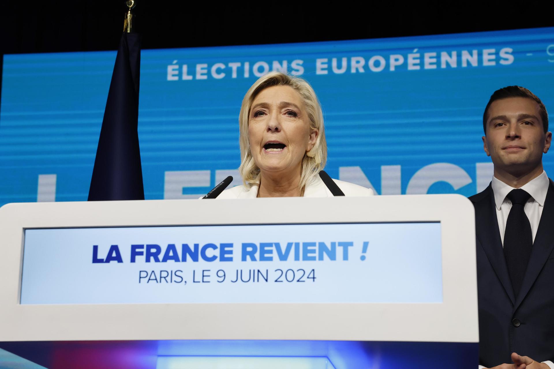 Marine Le Pen pronuncia un discurso junto al líder Jordan Bardella