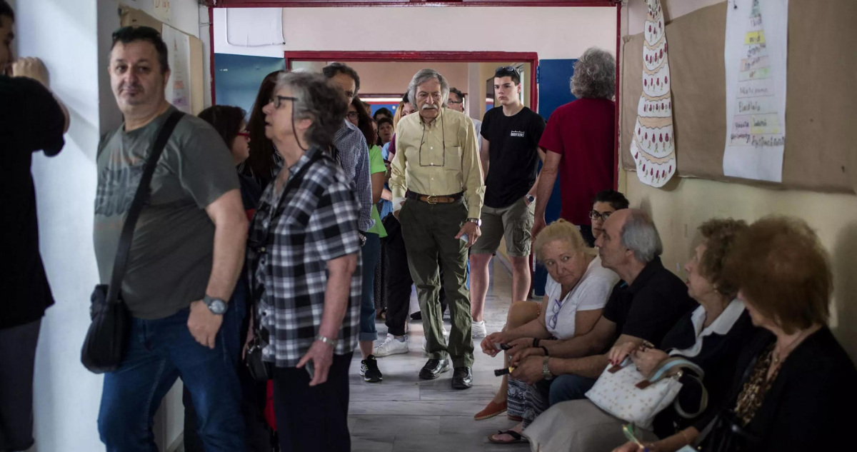 Archivo | Personas esperan para emitir su voto para las elecciones parlamentarias europeas en de mayo de 2019