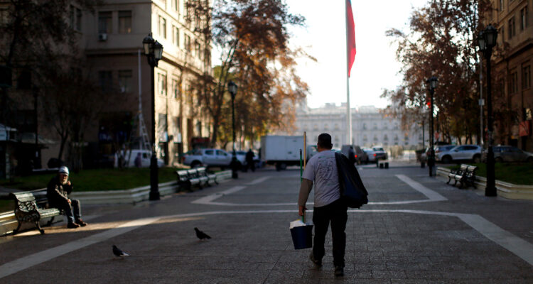 Desempleo baja a 8,3% a nivel nacional y administración pública influyó en alza de personas ocupadas