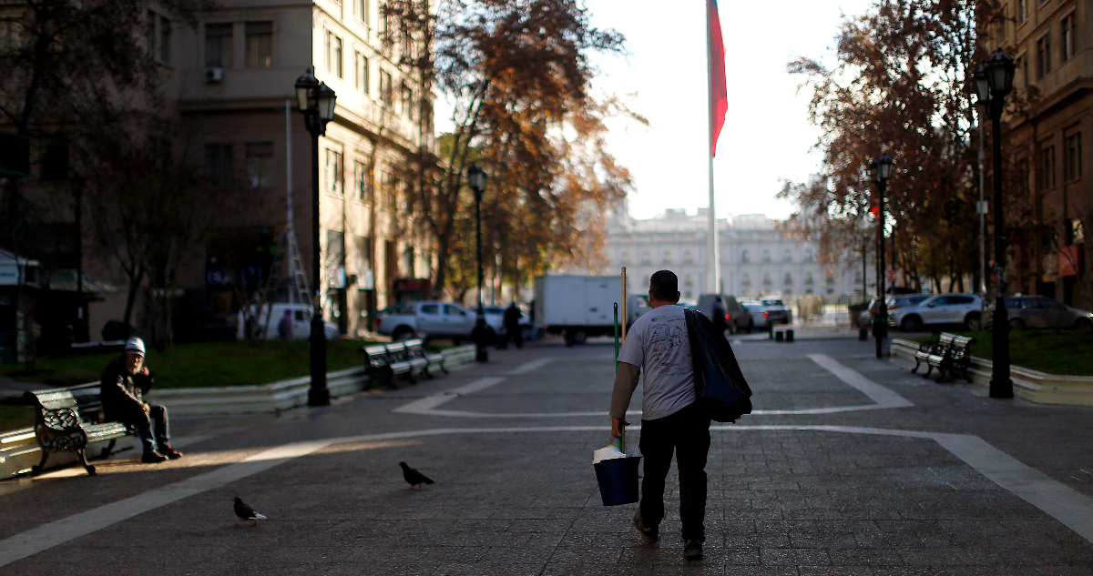 Desempleo baja a 8,3% a nivel nacional y administración pública influyó en alza de personas ocupadas